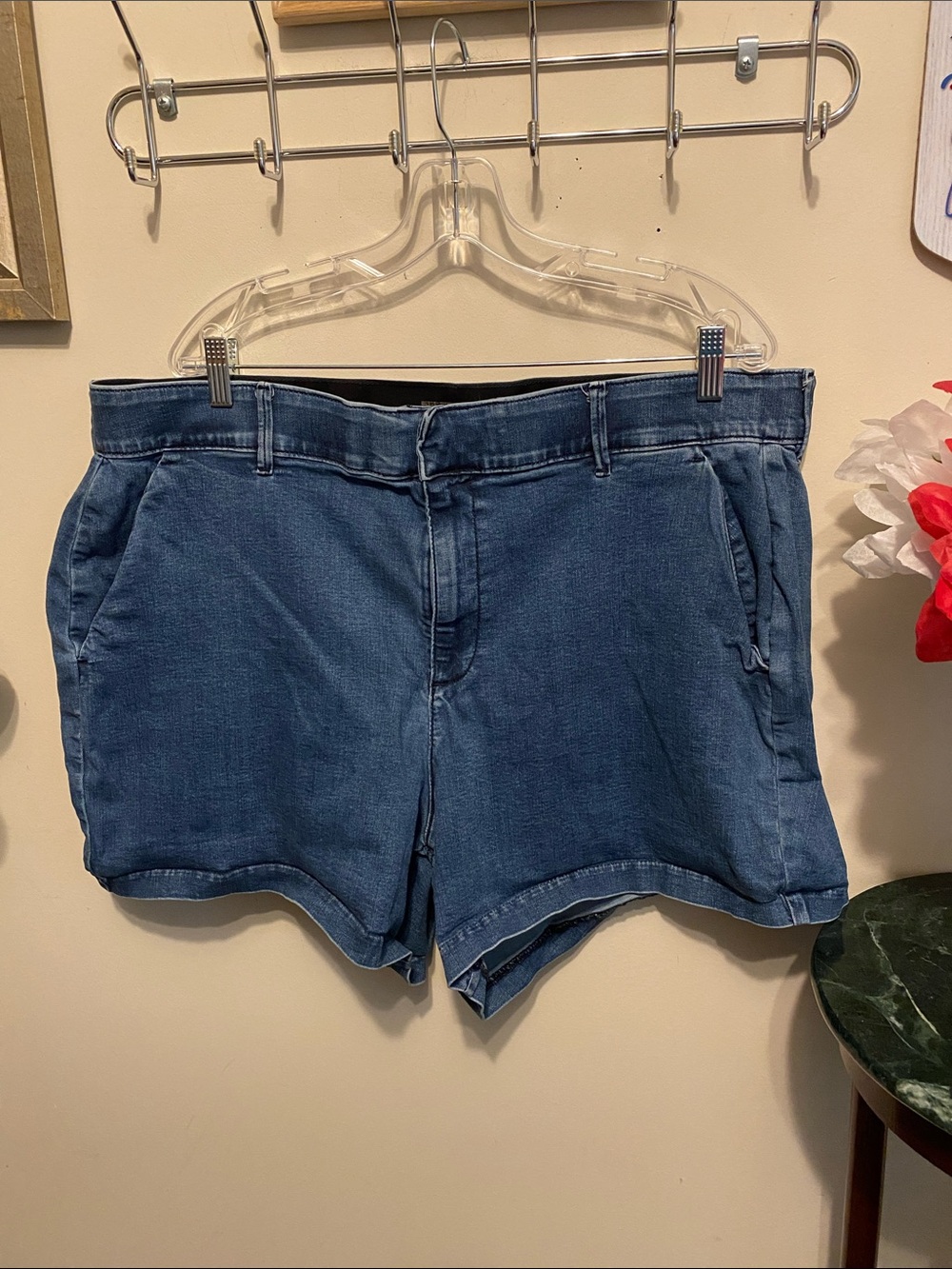 Torrid Stretchable Waistband Jean Shorts Sz 20 Medium Wash. Good Condition.